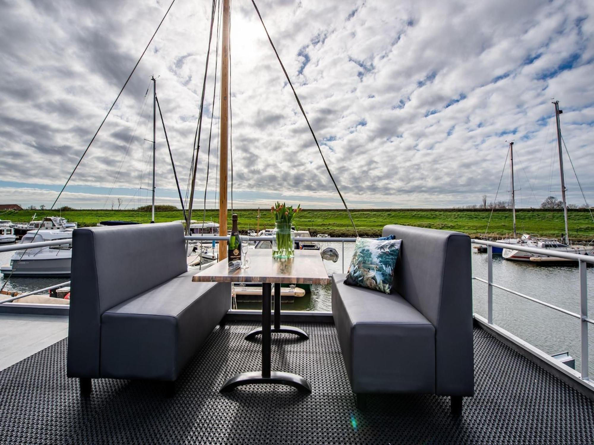 Waterlodge Blue Lagoon On A Jetty For 4 People Kamperland Exterior foto